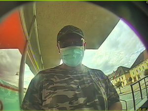 Neznámý pachatel vybíral peníze z kradené platební karty, policie po něm teď pátrá