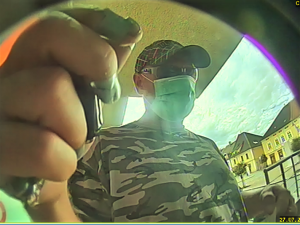 Neznámý pachatel vybíral peníze z kradené platební karty, policie po něm teď pátrá