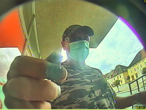 Neznámý pachatel vybíral peníze z kradené platební karty, policie po něm teď pátrá