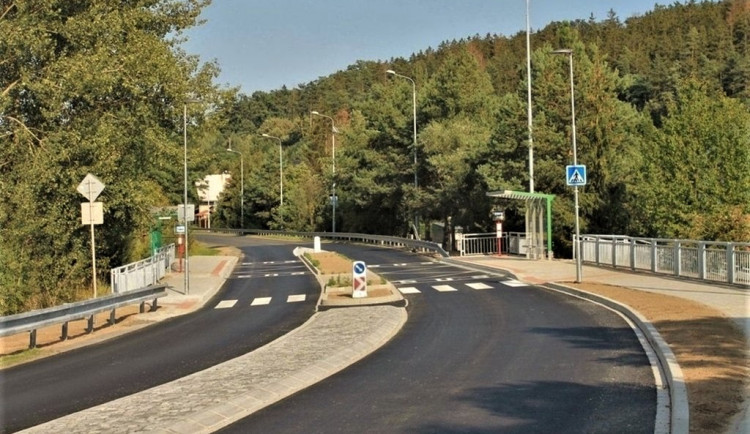 Opravená zastávka Rozcestí Podhájí