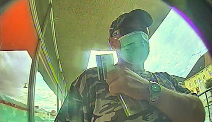 Nepozná někdo tohoto muže na snímku? Třeba podle hodinek?