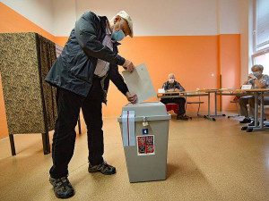 VOLBY 2020: VOLBY 2020: Dnes je druhý volební den, jasno o vítězích by mohlo být v průběhu odpoledne