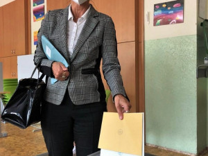 V první den voleb přišla hlaovat také lídryně kandidátky ODS a TOP 09 v Plzeňském kraji Ilona Mauritzová