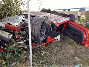 Sportovní AUDI ve vysoké rychlosti vyletělo z dálnice a zdemolovalo se o svodidla