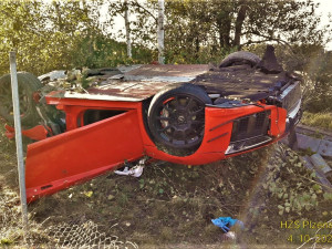 Sportovní AUDI ve vysoké rychlosti vyletělo z dálnice a zdemolovalo se o svodidla