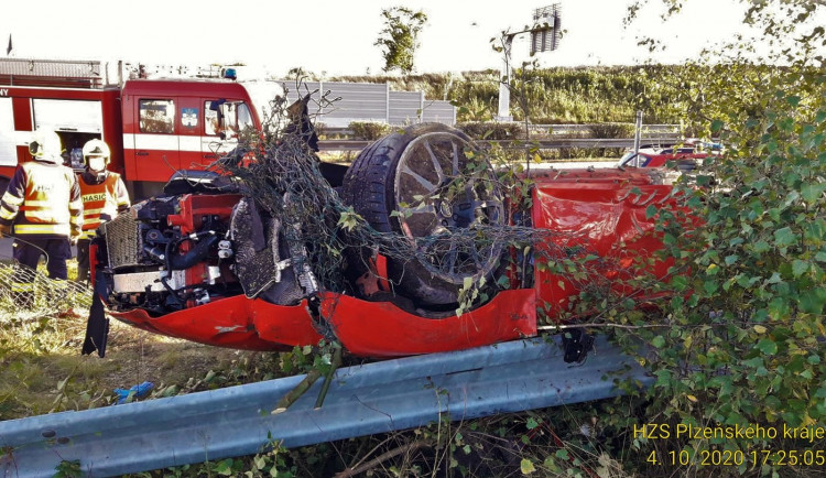Sportovní AUDI ve vysoké rychlosti vyletělo z dálnice a zdemolovalo se o svodidla