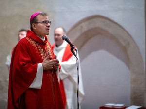 Biskup Tomáš Holub po zavedení nouzového stavu obnovil svoji linku pomoci