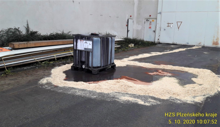 Chemická látka unikala z tohoto barelu