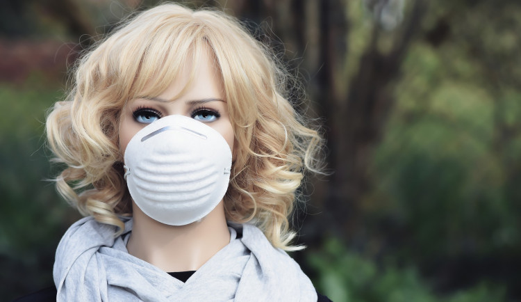 Hasiči Plzeňského kraje dovezli respirátory pro všechny učitele, zítra je budou rozvážet
