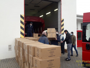 Respirátory už hasiči rozvážejí pro potřeby pedagogů i zaměstnanců škol v regionu