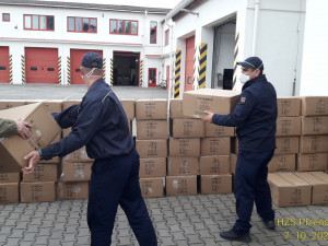 Respirátory už hasiči rozvážejí pro potřeby pedagogů i zaměstnanců škol v regionu