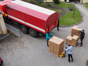 Respirátory už hasiči rozvážejí pro potřeby pedagogů i zaměstnanců škol v regionu