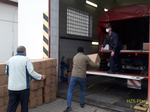 Respirátory už hasiči rozvážejí pro potřeby pedagogů i zaměstnanců škol v regionu