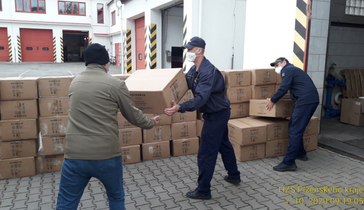 Respirátory už hasiči rozvážejí pro potřeby pedagogů i zaměstnanců škol v regionu