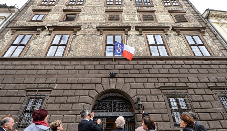Na budově plzeňského magistrátu zavlála sokolská vlajka
