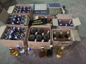 Služební pes celníků našel v bulharské dodávce úkryt s nekolkovanými cigaretami a alkoholem
