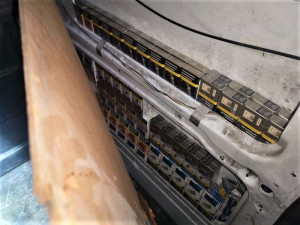 Služební pes celníků našel v bulharské dodávce úkryt s nekolkovanými cigaretami a alkoholem