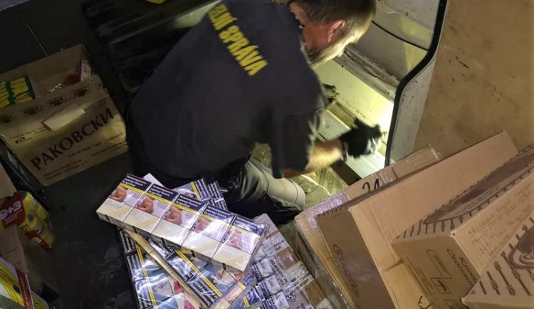 Celníci našli cigarety schované ve výplni dveří