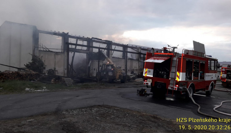 Hasiči zasahují na místě požáru haly s uskladněným suchým krmivem v Plánici