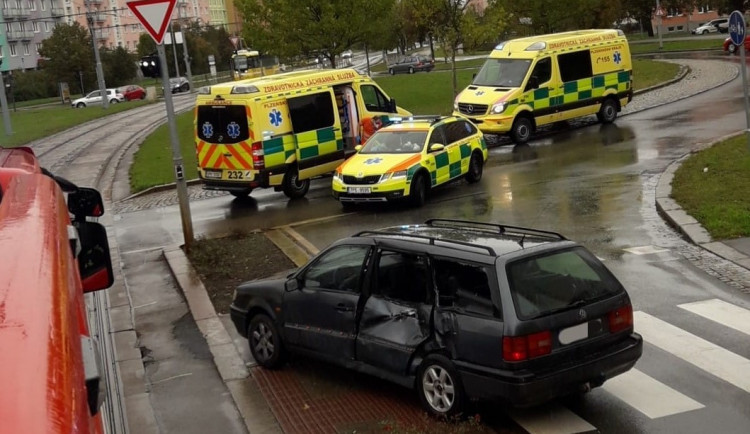 Osobák se střetl s tramvají na kruhovém objezdu
