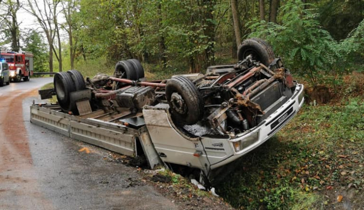 Nákladní automobil se převrátil na střechu
