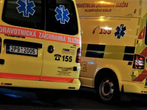 Při večerním střetu dvou vozidel v Plzni na Karlovarské se zranili tři lidé