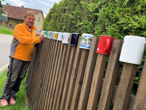 Unikátní plot na Plzeňsku zdobí 200 hrnků, občas nějaký zmizí, ale další se zase objeví