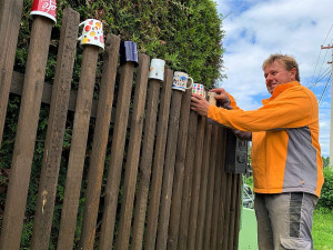 Unikátní plot na Plzeňsku zdobí 200 hrnků, občas nějaký zmizí, ale další se zase objeví