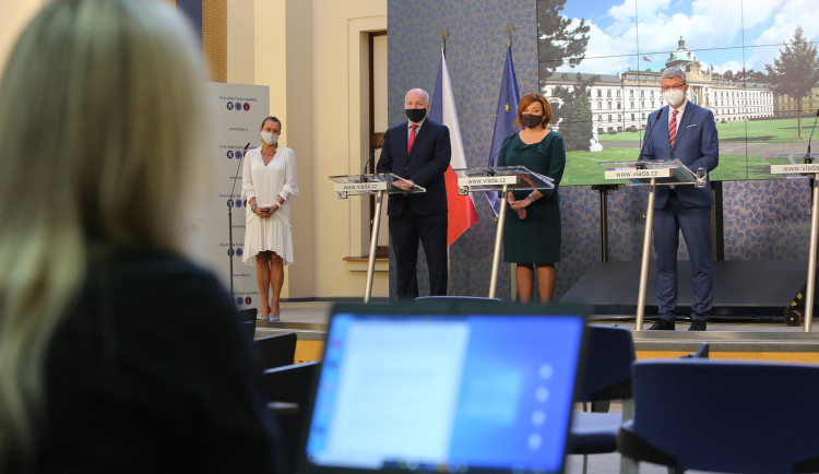 size3-16025328095658-2-vlada-oznamila-nova-opatreni-zavrou-se-bary-i-restaurace-a-skoly-prejdou-na-distancni-vyuku