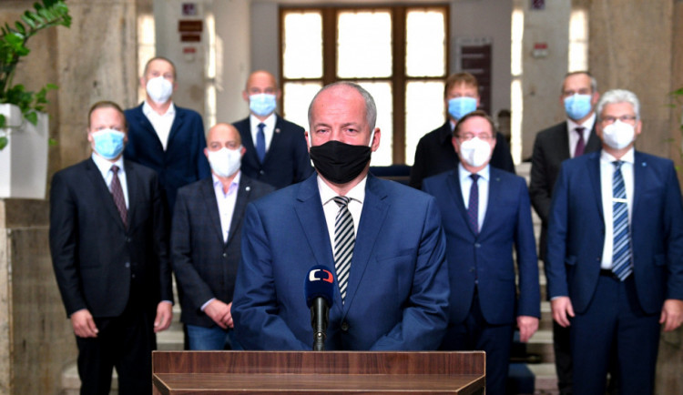 Prymula se v televizi omluvil. Čekají nás tři neveselé týdny, řekl