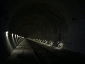 Ejpovickým tunelem několikrát prosvištěla speciální souprava rychlostí 200 km/h