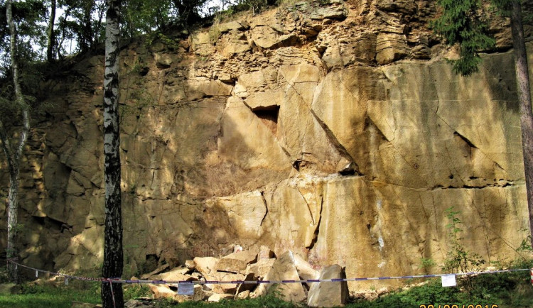 Skalní stěny u Košuteckého jezírka v Plzni se rozpadají, město musí masiv stabilizovat