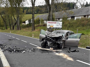 Passat přejel na rovném úseku do protisměru a smetl ze silnice dodávku