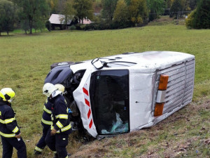 Passat přejel na rovném úseku do protisměru a smetl ze silnice dodávku