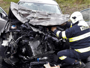 Passat přejel na rovném úseku do protisměru a smetl ze silnice dodávku