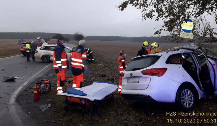 U Žichlic se ráno střetly dva osobní automobily