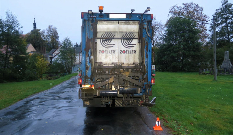 Tento popelářský vůz zranil při couvání jednoho člena popelářské posádky