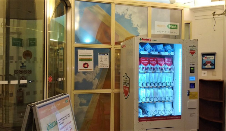 Tento automat na ochranné pomůcky najdete na náměstí Republiky 16, kde sídlí agenda občanských průkazů a cestovních dokladů