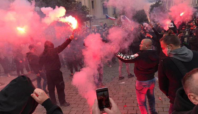 FOTO, VIDEO: Staroměstské náměstí se proměnilo ve válečnou zónu. Těžkooděnci zasahovali proti demonstrantům