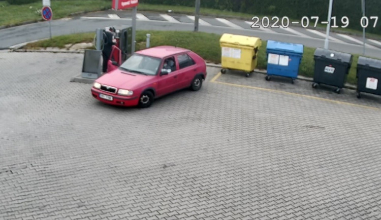 Takto zachytila bezpečnostní kamera zloděje v akci na jedné čerpací stanici