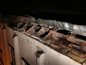 Poškozené místo odkud se utrhla římsa