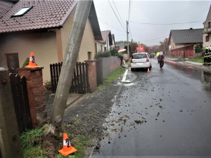 Tento motorista přerazil betonový sloup elektrického vedení