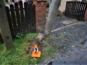 Tento motorista přerazil betonový sloup elektrického vedení