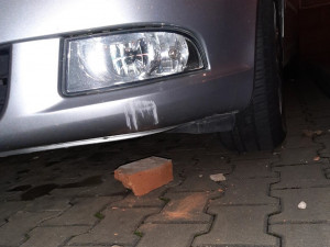 Chodník i ulici zasypaly sutiny z římsy, která se nad ránem utrhla z domu v Husově ulici