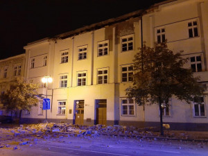 Chodník i ulici zasypaly sutiny z římsy, která se nad ránem utrhla z domu v Husově ulici