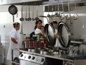 Školní jídelny v Plzni zůstávají v provozu a stále vaří, nabízejí obědy také pro veřejnost