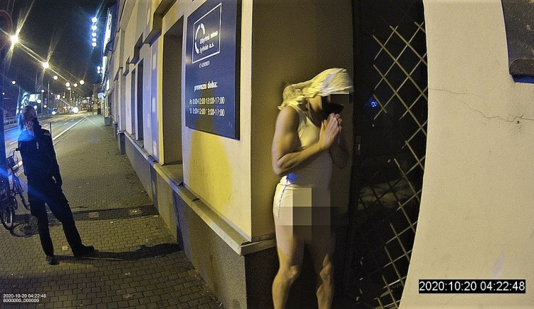 Takto našla hlídka městské policie polonahého muže naproti OC Plaza