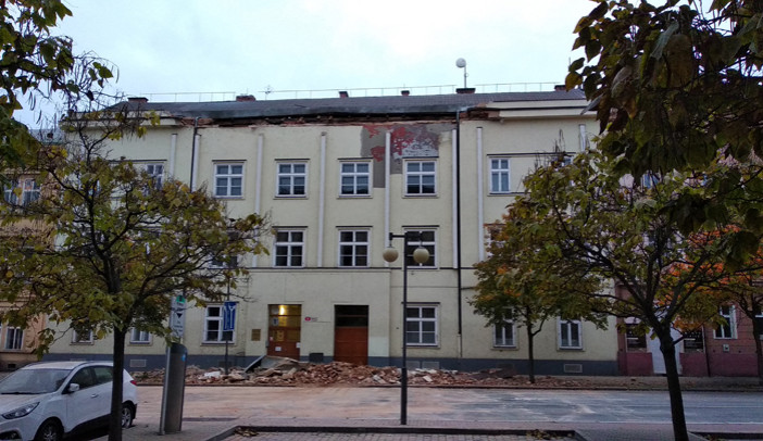 Zatím zůstávají trosky na chodníku, odklízet se začnou až ve čtvrtek