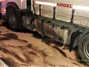 Osmnáctiletý řidič usnul za jízdy, napálil to do nádrže kamionu jedoucího v protisměru
