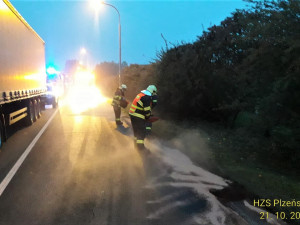 Osmnáctiletý řidič usnul za jízdy, napálil to do nádrže kamionu jedoucího v protisměru